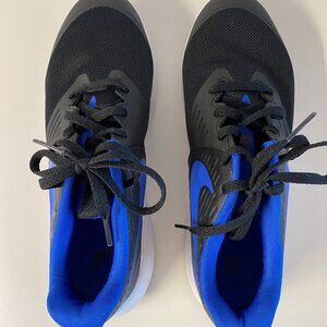 Nike Air Zoom Flyknit 2 – Women’s Size 6 Black and Blue